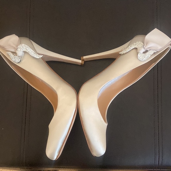 Badgley Mischka Women's Embellished Pointed Toe Pumps! - Picture 5 of 11